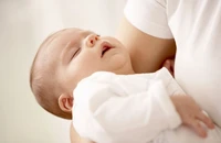 6 triệu chứng nghi ngờ viêm màng não ở trẻ
