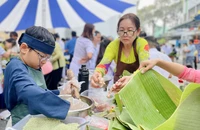 Thân nhân, bệnh nhi và nhân viên y tế thi gói bánh chưng, bánh tét