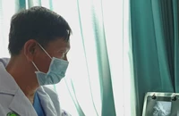 Kim băng dài 3 cm bung ra trong miệng thực quản bé trai