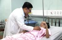 Ngủ gục khi lái xe máy, 2 thiếu niên đâm vào tường gãy chân, chấn thương thận