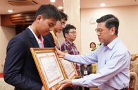 TP.HCM tặng bằng khen cho học sinh đạt giải nhì khoa học kỹ thuật