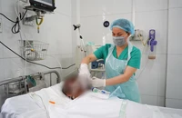 Vụ tạt axit làm 8 người thương vong ở quận 7: 1 người suy hô hấp, tiên lượng dè dặt