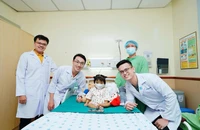 Cô ruột hiến một phần lá gan cho cháu gái 22 tháng tuổi bị xơ gan nặng