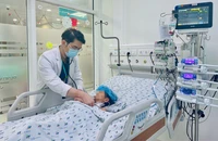 Đang chơi gần nhà, bé gái bất ngờ bị ong đốt phải lọc máu