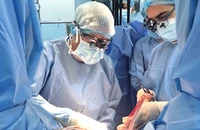 Bệnh nhân hẹp niệu đạo thoát cảnh mang túi nước tiểu sau 2 tiếng phẫu thuật
