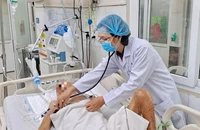 Cụ ông hít sặc thức ăn gây viêm phổi, phải thở máy