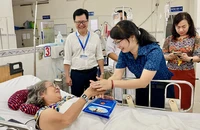 Vụ gãy nhánh cây tại Công viên Tao Đàn: Lãnh đạo UBND TP.HCM thăm, động viên nạn nhân