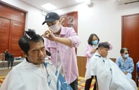 Ở Bệnh viện Mắt TP.HCM, bệnh nhân được xem ca nhạc, cắt tóc, làm nail