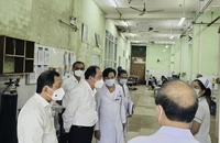 Bệnh nhân phải nằm dưới sàn: Yêu cầu Bệnh viện Phạm Ngọc Thạch thêm giường bệnh
