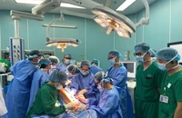 Phát hiện khối u lành tính nhưng ngưng điều trị, 6 năm sau bị phá hủy xương