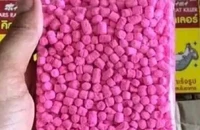 Bé trai bị ngộ độc do bạn thách ăn thuốc diệt chuột