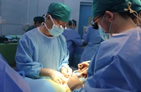 Bé trai 13 tuổi suy thận mạn được cứu sống nhờ người hiến tạng chết não