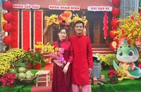 Khoảnh khắc bệnh nhân mặc áo dài Tết tham quan đường hoa xuân
