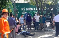 Bảo vệ bị đánh ở phố đi bộ Nguyễn Huệ phải khâu vết thương đầu và tay