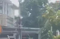 Người đàn ông bị điện giật mắc kẹt trên cột điện, tiên lượng rất nặng