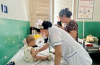Bệnh tay chân miệng vào mùa, TP.HCM lo ngại dịch chồng dịch