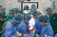 Gần 100 y bác sĩ phẫu thuật lấy ghép tạng giúp hồi sinh 7 cuộc đời