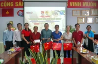 Báo Pháp Luật TP.HCM tặng quà, mang cây xanh đến người bệnh