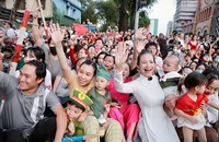 Những lưu ý về sức khỏe khi đưa con trẻ đi xem diễu binh, diễu hành 