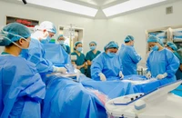 Bộ trưởng Bộ Y tế gửi thư khen ê-kíp thông van tim bào thai cho sản phụ Singapore 
