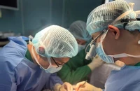 1 phụ nữ được đưa đi cấp cứu cùng chiếc máy xay thịt