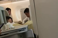 Xúc động câu chuyện bác sĩ cứu bé gái bị co giật trên chuyến bay