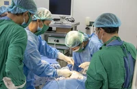 Bị đũa nhựa đâm vào mắt, nguy cơ thủng nhãn cầu
