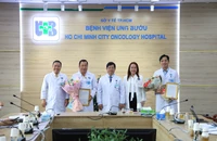Khen thưởng 2 bác sĩ kịp thời cứu bé gái bị co giật trên chuyến bay