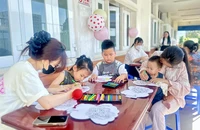 Lớp học vẽ đặc biệt dành cho bệnh nhi ngay hành lang bệnh viện 