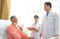 6 năm chịu đựng biến chứng lộ toàn bộ nẹp vít sau mổ khối u xương hàm