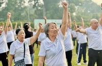 Cụ bà 84 tuổi miệt mài chạy xe máy đi tập dưỡng sinh
