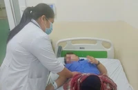 79 công nhân và học sinh ở TP.HCM cấp cứu nghi phản vệ thức ăn, ngộ độc thực phẩm