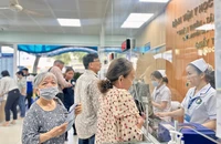 Người dân vui mừng vì được tặng thẻ BHYT và khám, phát thuốc miễn phí