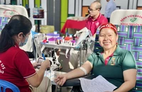 Nhiều người tham gia hiến gần 300 đơn vị máu tại ngày hội Chủ nhật Đỏ