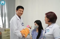 Nhân viên y tế hiến máu khẩn, kịp cứu sản phụ băng huyết sau sinh