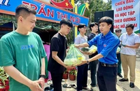 Chi đoàn báo Pháp Luật TP.HCM phối hợp các đơn vị trao nhiều phần quà ý nghĩa 