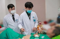 Uống thuốc tan sỏi mua trên mạng chữa sỏi thận, người đàn ông phải nhập viện cấp cứu