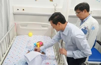 Thứ trưởng Bộ Y tế Nguyễn Tri Thức thăm bé trai 2 tuổi bị bạo hành