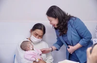 Phó Chủ tịch nước Võ Thị Ánh Xuân thăm và tặng quà cho bệnh nhi 