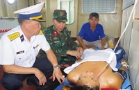 Đưa ngư dân bị tai nạn trên biển về đất liền an toàn