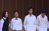Bé Bôm con trai Quốc Tuấn nhận thêm học bổng âm nhạc