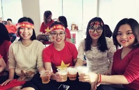Hà Nội, công sở tràn ngập áo cờ đỏ sao vàng