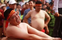Độc đáo Lễ hội trai tráng kéo co ngồi