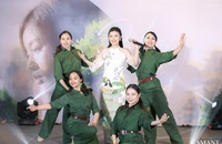 Quán quân Sao Mai 2015 Thu Hằng bất ngờ hát nhạc cách mạng 