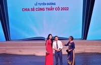 Thầy giáo 10 tuổi mới đi học lần đầu bật khóc khi tri ân thầy cô cũ