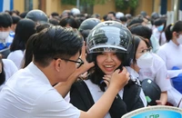 Học sinh khối lớp 12 ở TP.HCM được nhận mũ bảo hiểm đạt tiêu chuẩn của Liên Hợp Quốc