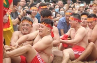 Sôi động cảnh trai tráng ở Thủ đô cởi trần kéo co ngồi bằng dây song 