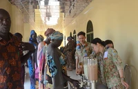 Quân y Việt Nam khám bệnh, pha trà sữa tặng người dân Nam Sudan