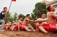 Sôi động cảnh trai tráng thủ đô tham gia nghi lễ kéo co ngồi