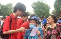 Người dân xếp hàng khám tầm soát miễn phí các loại bệnh 